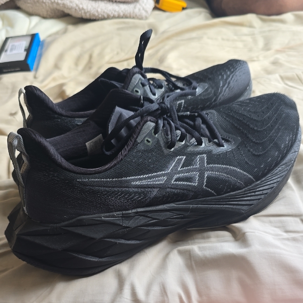 ASICS Men's Black 9.5 Novablast 4